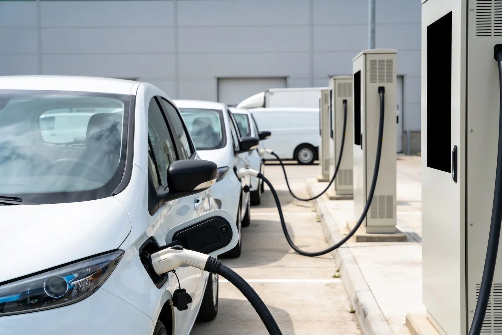 Finanțare pentru mașini electrice: e-DRIVE pentru IMM-uri
